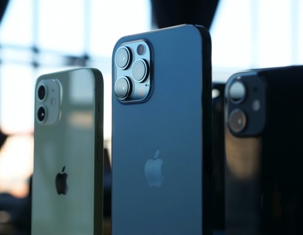 iPhone 13 vs. iPhone 12: Design Differences, Camera Upgrades, Battery and More Specs
