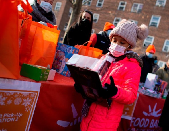 Holiday Gift Guide 2021: 5 Best Gadgets Under $200 to Buy Now Before They're Sold Out