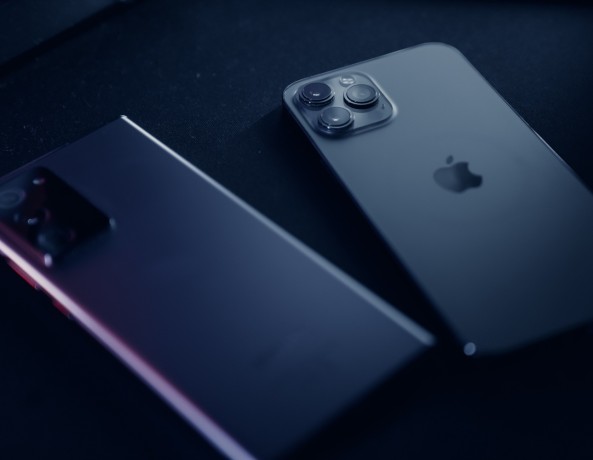 Apple vs. Samsung Phone Prediction: Which Will Produce More Smartphones in 2022?
