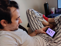 Arteezy watching Blackpink on his phone