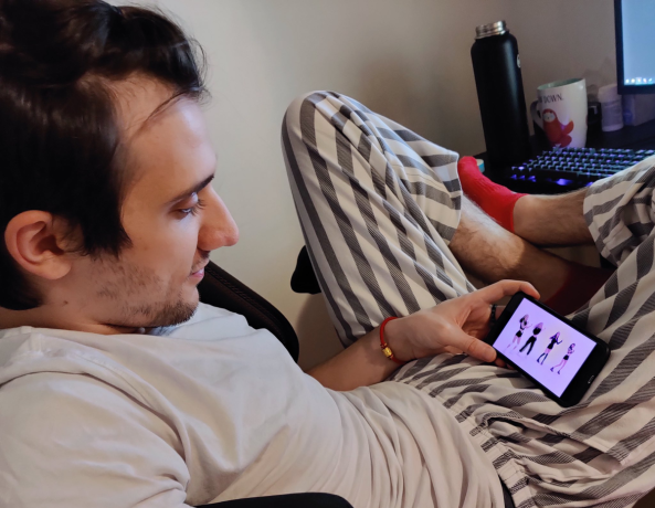 Arteezy watching Blackpink on his phone