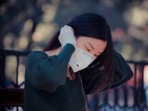 Woman wearing a face mask